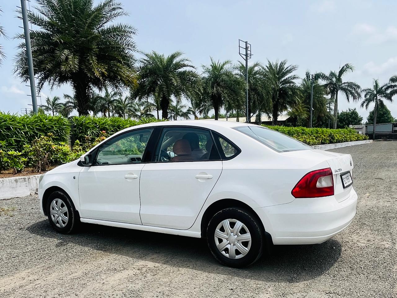 SKODA RAPID AMBITION 2013